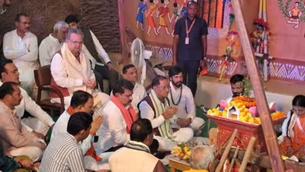 मुख्यमंत्री निवास में हरेली पर्व पर पूजा करते हुए मुख्यमंत्री साय फाइल फाेटाे