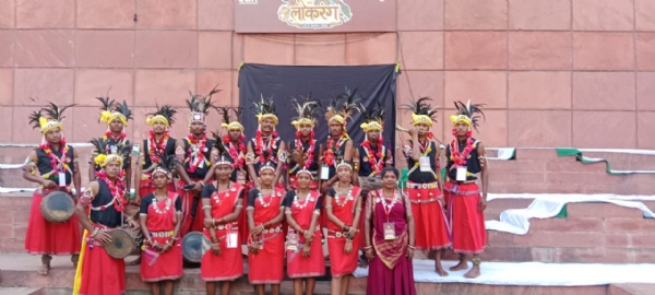 समूह में खड़े हुए सरईटोला के कलाकार।