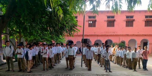 फोटो। योगा करते हुए छात्र व छात्राएं फोटो। योगा करते हुए छात्र व छात्राएं