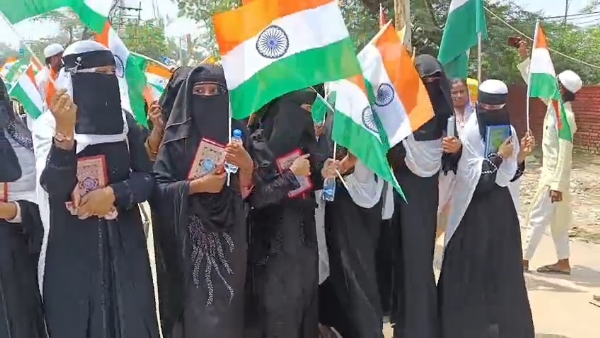 इस्लामी मदरसों में पढ़ने वाली सैकड़ों बच्चियां ने एक हाथ में कुरान, दूसरे में तिरंगा लेकर नूंह में निकली तिरंगा यात्रा।