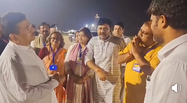 मुख्यमंत्री से निवेदन करते विधायक मुख्यमंत्री से निवेदन करते विधायक