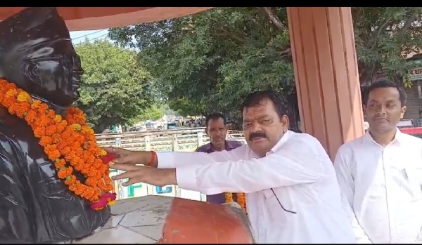 फ़ोटो। नगरपालिका अध्यक्ष ने छह शहीदों को दी गई श्रद्धांजलि फ़ोटो। नगरपालिका अध्यक्ष ने छह शहीदों को दी गई श्रद्धांजलि