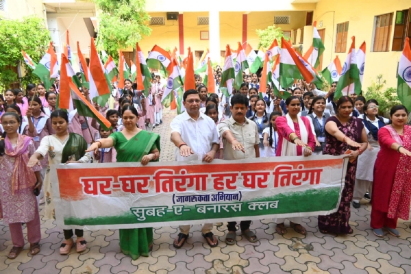 हर घर तिरंगा यात्रा निकालते हुए विद्यार्थी एवं शिक्षकगण। हर घर तिरंगा यात्रा निकालते हुए विद्यार्थी एवं शिक्षकगण।