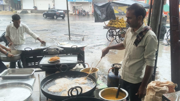 मिठाई की दुकान पर मालपुआ बनाता हलवाई मिठाई की दुकान पर मालपुआ बनाता हलवाई