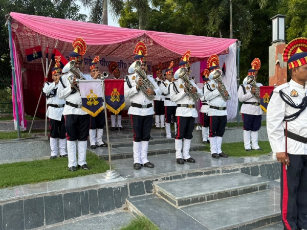 प्रस्तुति करते पीएसी बैंड
