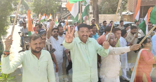 तिरंगा यात्रा निकालते हुए