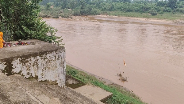 ऊपर पहला शिवलिंग नीचे नदी में डूबा है दूसरा शिवलिंग ऊपर पहला शिवलिंग नीचे नदी में डूबा है दूसरा शिवलिंग