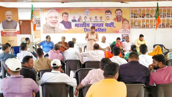बैठक करते हुए भाजपाई बैठक करते हुए भाजपाई