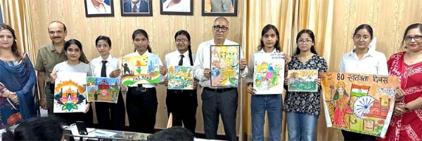 पेंटिंग प्रतियोगिता में विजयी छात्राएं पेंटिंग प्रतियोगिता में विजयी छात्राएं