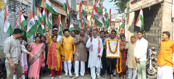 तिरंगा यात्रा में शामिल पूर्व भाजपा जिलाध्यक्ष मनोज जायसवाल व अन्य। तिरंगा यात्रा में शामिल पूर्व भाजपा जिलाध्यक्ष मनोज जायसवाल व अन्य।