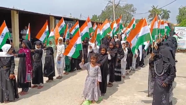 इस्लामी मदरसों में पढ़ने वाली सैकड़ों बच्चियां ने एक हाथ में कुरान, दूसरे में तिरंगा लेकर नूंह में निकली तिरंगा यात्रा।