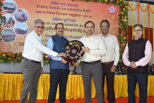 खड़गपुर मंडल को मिले कई दक्षता पुरस्कार सम्मानित अधिकारी खड़गपुर मंडल को मिले कई दक्षता पुरस्कार सम्मानित अधिकारी