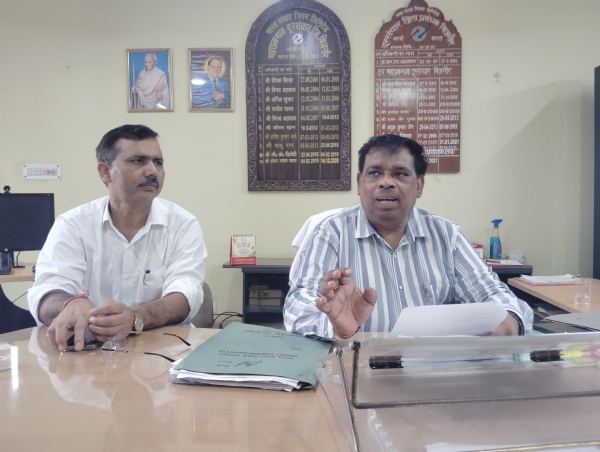 प्रेस वार्ता में एल एम सिंह व हेमेन्द्र पाल सिंह प्रेस वार्ता में एल एम सिंह व हेमेन्द्र पाल सिंह