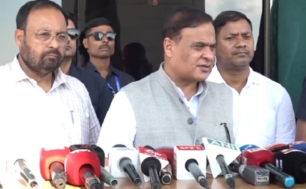 असमः एक कार्यक्रम में हिस्सा लेने के बाद मीडिया से बातचीत करते मुख्यमंत्री डॉ. हिमंत बिस्व सरमा असमः एक कार्यक्रम में हिस्सा लेने के बाद मीडिया से बातचीत करते मुख्यमंत्री डॉ. हिमंत बिस्व सरमा