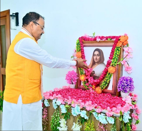 अहिल्याबाई होल्कर के चित्र पर पुष्पांजलि करते केशव प्रसाद मौर्य अहिल्याबाई होल्कर के चित्र पर पुष्पांजलि करते केशव प्रसाद मौर्य