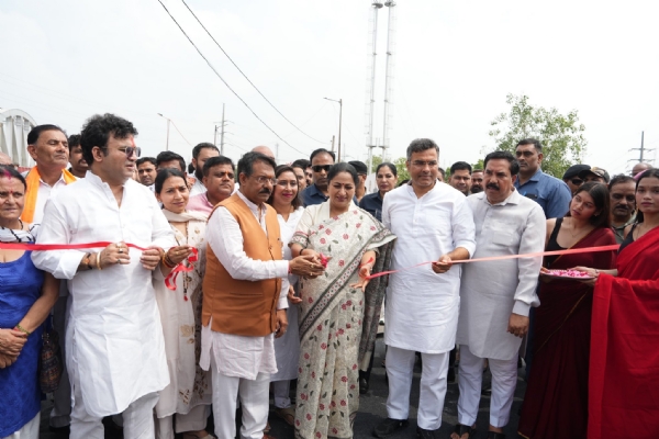 मुख्यमंत्री रेखा गुप्ता गुरुवार को गाजीपुर ड्रेन से हिंडन नहर तक 2 लेन स्लिप रोड ब्रिज का लोकार्पण करते हुए मुख्यमंत्री रेखा गुप्ता गुरुवार को गाजीपुर ड्रेन से हिंडन नहर तक 2 लेन स्लिप रोड ब्रिज का लोकार्पण करते हुए