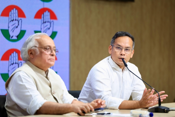कांग्रेस मुख्यालय में पत्रकार वार्तो के दौरान कांग्रेस महासचिव (संचार) जयराम रमेश और लोकसभा में उपनेता गौरव गोगोई। कांग्रेस मुख्यालय में पत्रकार वार्तो के दौरान कांग्रेस महासचिव (संचार) जयराम रमेश और लोकसभा में उपनेता गौरव गोगोई।