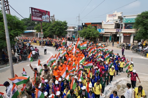 परमानंदपुर में तिरंगा यात्रा में शामिल छात्रों की टोली परमानंदपुर में तिरंगा यात्रा में शामिल छात्रों की टोली