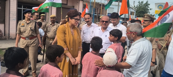 स्कूली बच्चों का हौसला बढ़ाती डीएम स्कूली बच्चों का हौसला बढ़ाती डीएम