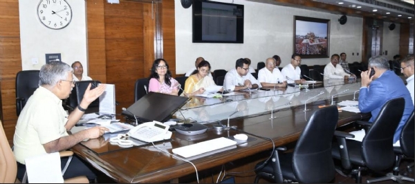 समीक्षा बैठक करते मुख्य सचिव एसपी गोयल समीक्षा बैठक करते मुख्य सचिव एसपी गोयल