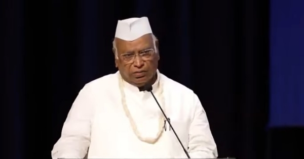 रचनात्मक कांग्रेस के राष्ट्रीय अधिवेशन में सत्र को संबोधित करते कांग्रेस अध्यक्ष मल्लिकार्जुन खरगे।
