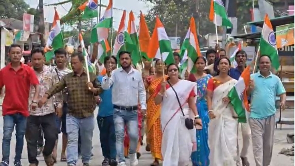 हाथों में तिरंगा लेकर यात्रा में शामिल भाजपा कार्यकर्ता हाथों में तिरंगा लेकर यात्रा में शामिल भाजपा कार्यकर्ता