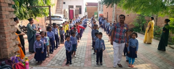 योगा करते हुए बच्चे