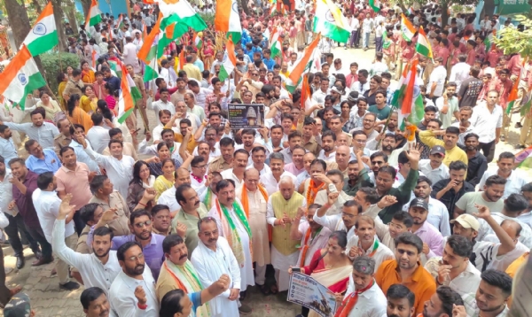 भाजपा की तिरंगा यात्रा में पूर्व प्रदेश अध्यक्ष डा रमापति राम त्रिपाठी। भाजपा की तिरंगा यात्रा में पूर्व प्रदेश अध्यक्ष डा रमापति राम त्रिपाठी।
