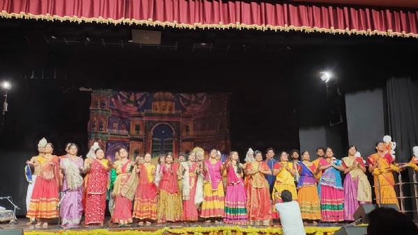 बीएचयू में सत्यवादी राजा हरिश्चंद्र नाटय मंचन के बाद छात्र कलाकार