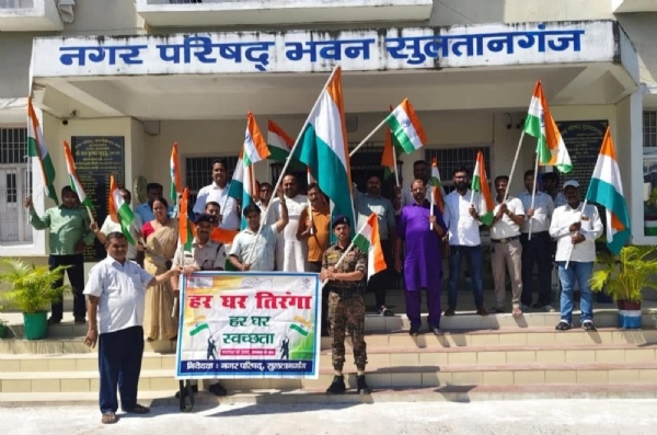तिरंगा रैली में शामिल अधिकारी और जनप्रतिनिधि