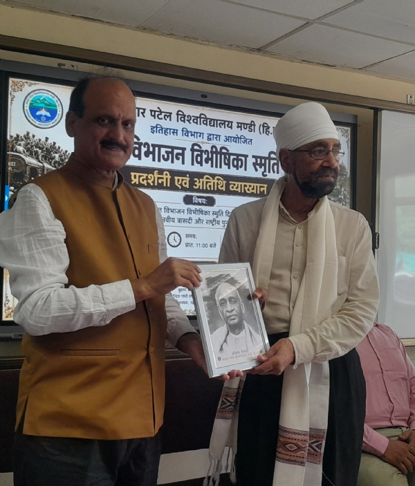 डा. जय इंद्रपाल काे सम्मानित करते हुए कुलपति