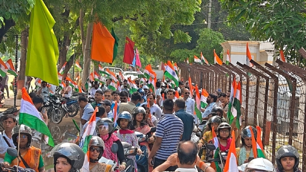तिरंगा यात्रा रैली निकलते हुए पुलिस लाइन से