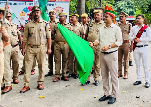 तिरंगा यात्रा को हरी झंडी दिखाते डीएम