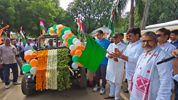 राज्य मंत्री गिरीश चंद्र यादव तिरंगा यात्रा बाइक रैली को हरी झंडी दिखाकर रवाना करते हुए एमएलसी बृजेश सिंह