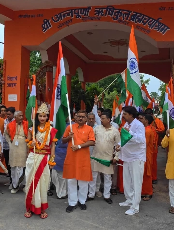 तिरंगा यात्रा में झंडा लेकर निकलते विधायक डॉ नीलकंठ