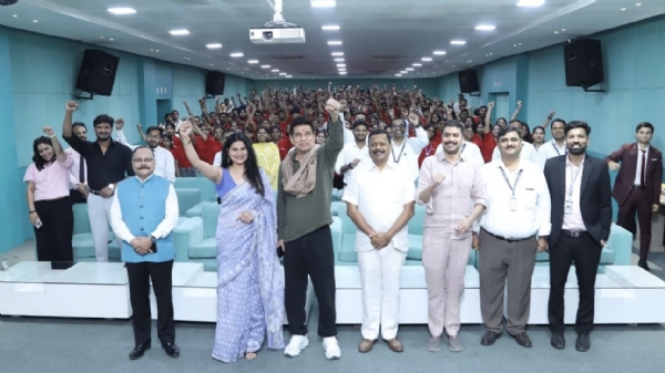 फ्यूचर यूनिवर्सिटी में ‘दीक्षारंभ’ कार्यक्रम के दौरान अभिनेता सुदेश बेरी, पत्रकार हिमांशी, विश्वविद्यालय पदाधिकारी एवं विद्यार्थी। फ्यूचर यूनिवर्सिटी में ‘दीक्षारंभ’ कार्यक्रम के दौरान अभिनेता सुदेश बेरी, पत्रकार हिमांशी, विश्वविद्यालय पदाधिकारी एवं विद्यार्थी।