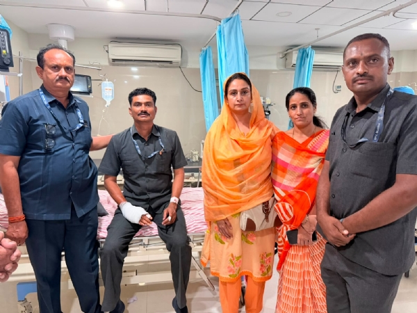 सांसद हरसिमरत कौर बादल महाराष्ट्र पुलिस की स्पेशल प्रोटेक्शन यूनिट के इंस्पेक्टर संतोष वैजनाथ केंद्रे का हाल पूछते हुए
