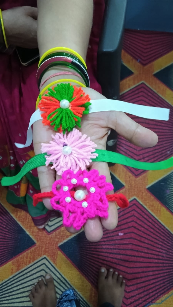 वीर सैनिकों के लिए बनी राखियां