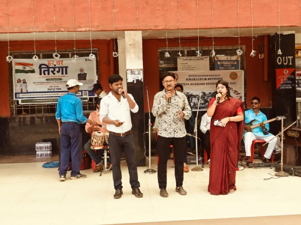 खड़गपुर में तिरंगा बाइक रैली निकालते रेलवे कर्मचारी खड़गपुर में तिरंगा बाइक रैली निकालते रेलवे कर्मचारी