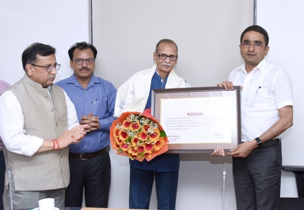 वरिष्ठ पत्रकार प्रद्युम्न तिवारी को सम्मानित करते सूचना निदेशक विशाल सिंह