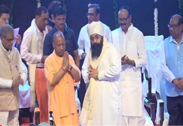 लाेकभवन में आयोजित कार्यक्रम के दौरान सिख समाज के प्रतिनिधि को सम्मानित करते मुख्यमंत्री योगी