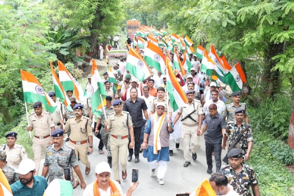 तिरंगा रैली में शामिल मंत्री, एसपी और अन्य तिरंगा रैली में शामिल मंत्री, एसपी और अन्य