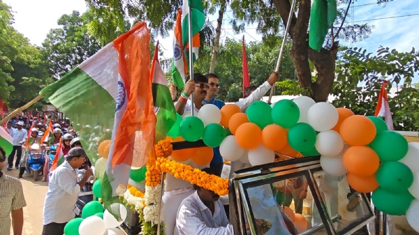 तिरंगा यात्रा रैली में शामिल मुख्य अतिथि राज्यमंत्री स्वतंत्र मंत्री गिरीश चंद्र यादव मुख्य विकास अधिकारी ध्रुव खड़िया एमएलसी बृजेश सिंह