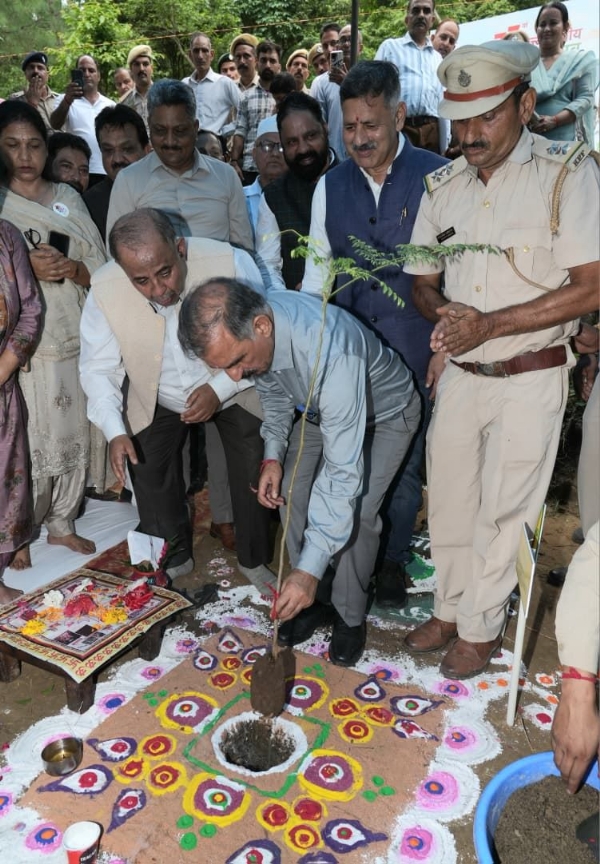 मुख्यमंत्री सुक्खू शुक्रवार को बिलासपुर के घुमारवीं के निहारी में वन महोत्सव का शुभारंभ करते हुए सहजन का पौधा रोपते हुए।