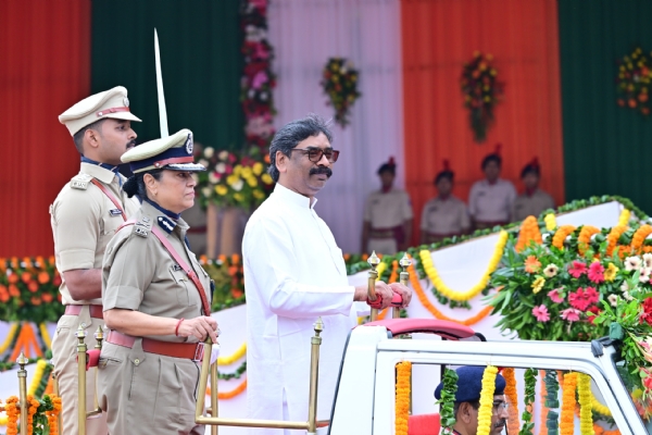 मुख्यमंत्री परेड का निरीक्षण करते