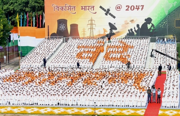 लाल किले की प्राचीर के सामने बनाई ‘वंदे मातरम’ की आकृति