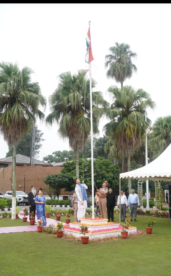 मुख्यमंत्री पुष्कर सिंह धामी मुख्यमंत्री आवास में  ध्वजारोहण करते हुए।