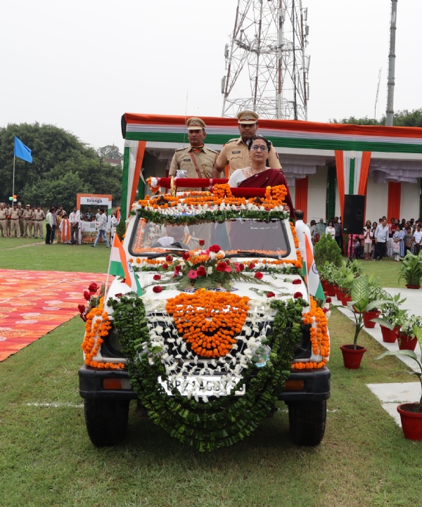 स्वतंत्रता दिवस पर रेलवे स्टेडियम, मुरादाबाद में निरीक्षण करती मंडल रेल प्रबंधक विनीता श्रीवास्तव स्वतंत्रता दिवस पर रेलवे स्टेडियम, मुरादाबाद में निरीक्षण करती मंडल रेल प्रबंधक विनीता श्रीवास्तव