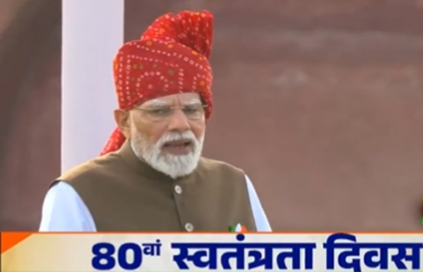 लालकिले से 80वें स्वतंत्रता दिवस के अवसर देशवासियों को संबोाधित करते प्रधानमंत्री मोदी लालकिले से 80वें स्वतंत्रता दिवस के अवसर देशवासियों को संबोाधित करते प्रधानमंत्री मोदी