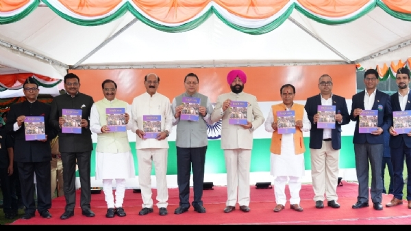 राज्यपाल और मुख्यमंत्री पुस्तक का विमोचन करते हुए।